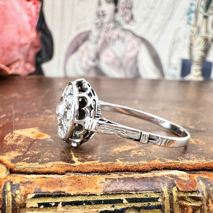 Anello Liberty anni ’20 con diamanti a motivo floreale in oro bianco 18 kt