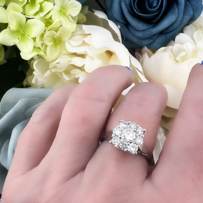 Anello a margherita quadrata struttura architettonica in oro bianco 18k e diamanti