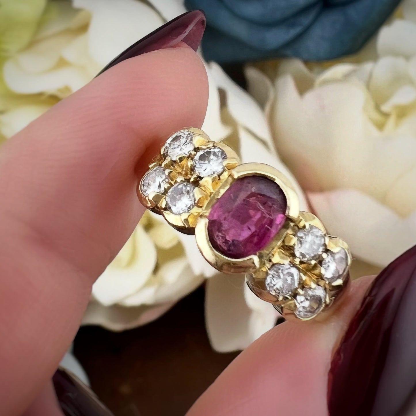 Anello in oro giallo 18 kt con rubino e diamanti