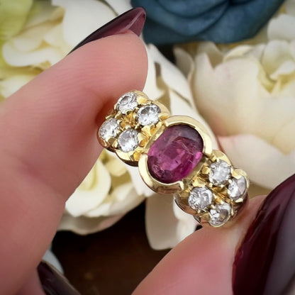 Anello in oro giallo 18 kt con rubino e diamanti