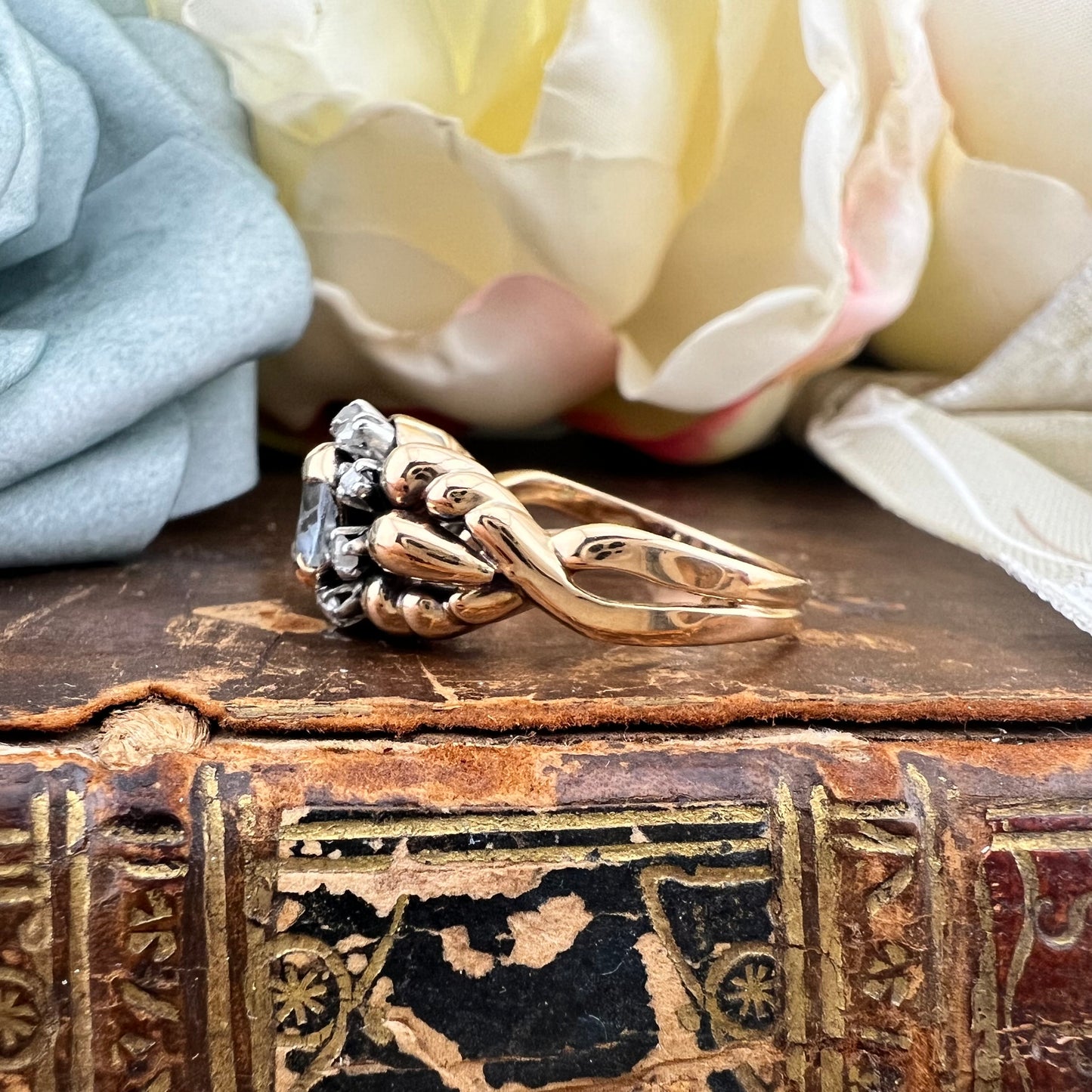 Anello vintage anni ’40 in oro giallo 18k con topazio e diamanti rosetta g. 9.09