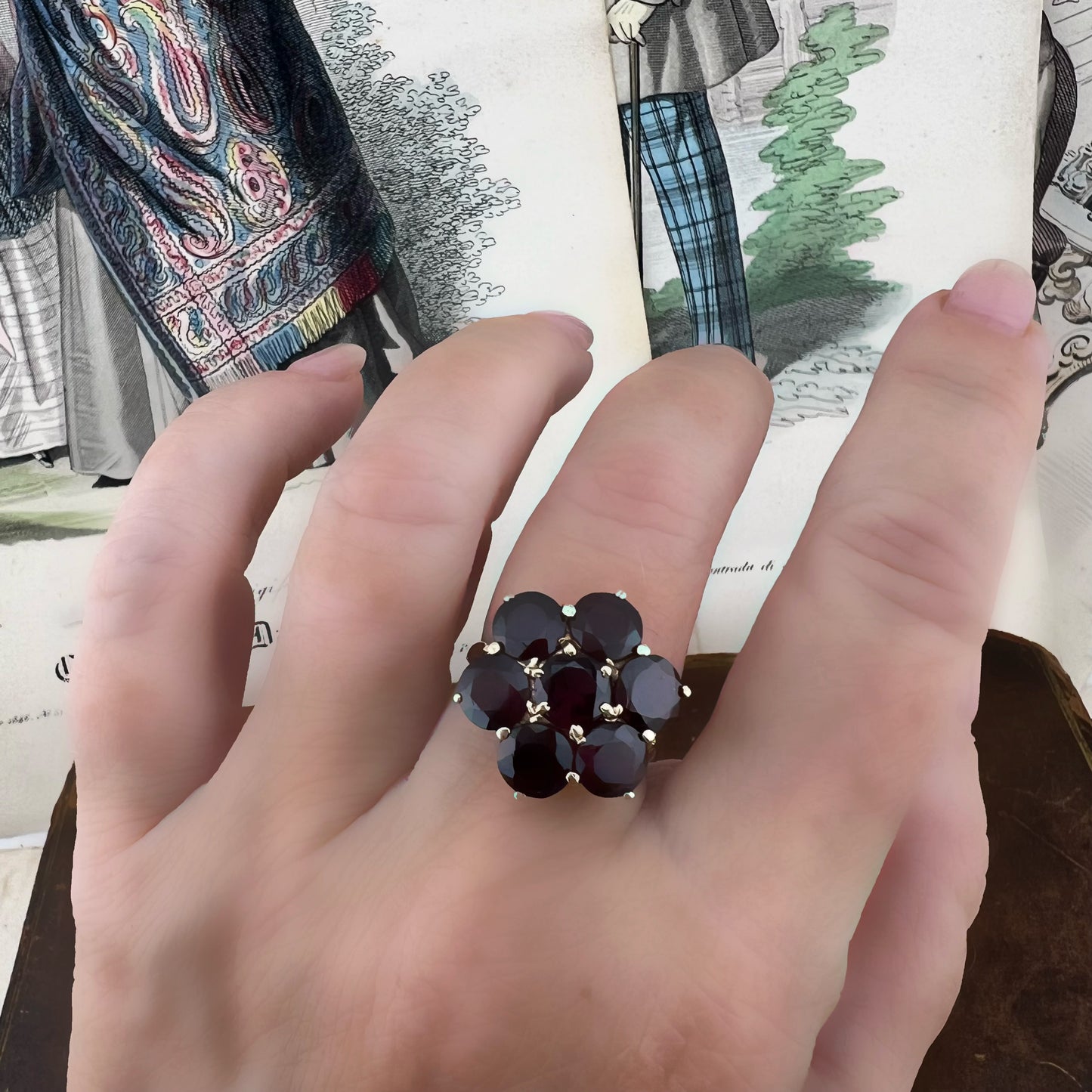 Anello vintage a grande margherita in oro e granati Londra 1975