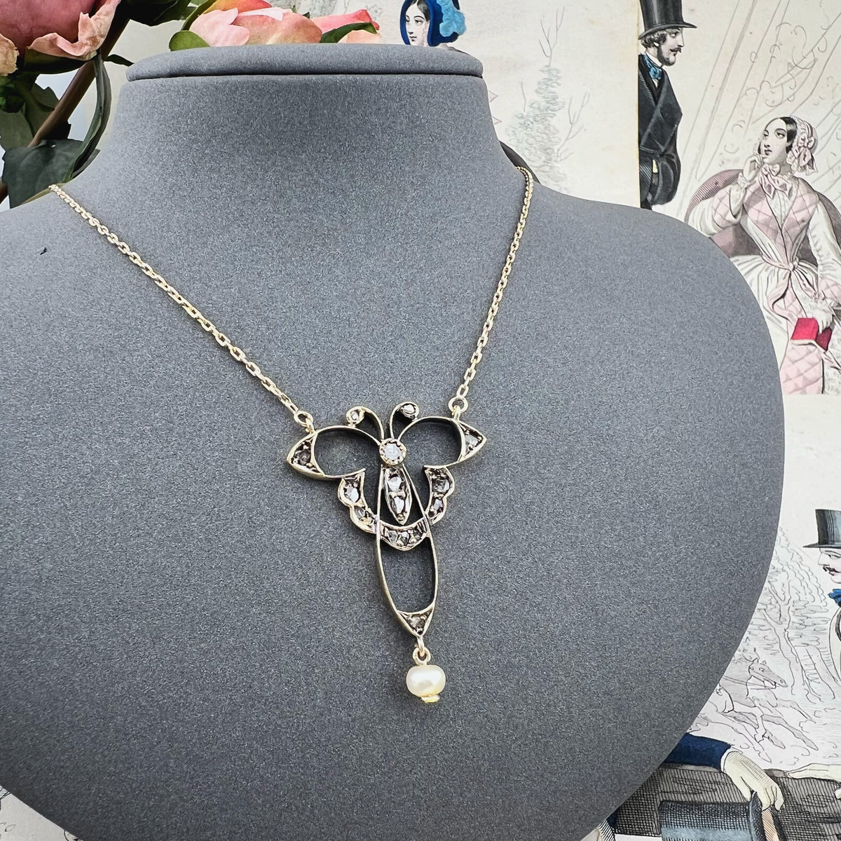 Pendente Art Nouveau a forma di farfalla in oro 14 kt, diamanti a taglio rosa e perla naturale 1900-1910
