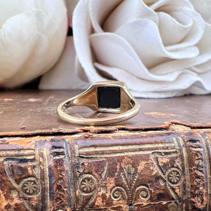 Anello piccolo chevalier vintage in oro con onice – Birmingham 1971