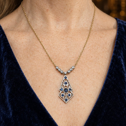 Collana con pendente traforato in zaffiri e diamanti – Europa, circa anni ’70