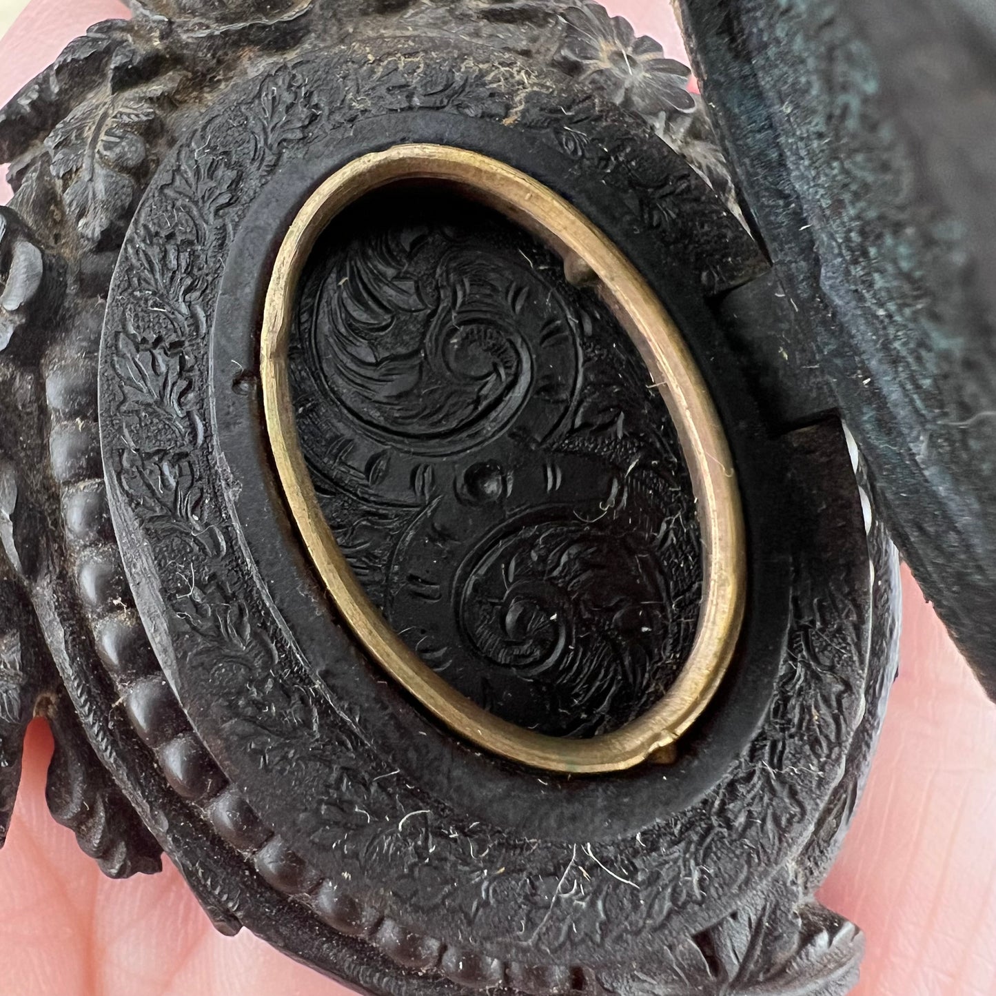 Mourning locket in vulcanite di epoca vittoriana