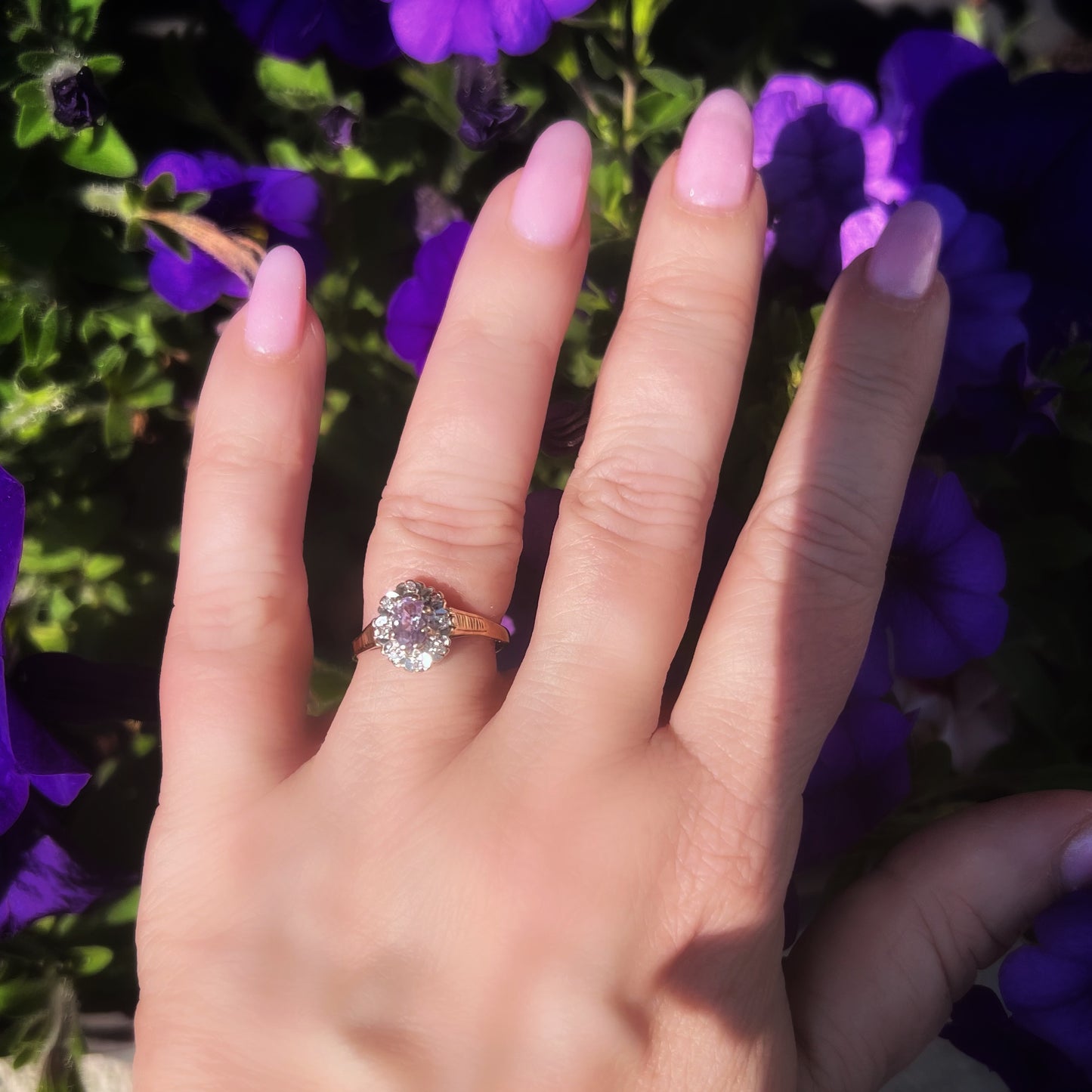 Anello margherita in oro con ametista e diamanti