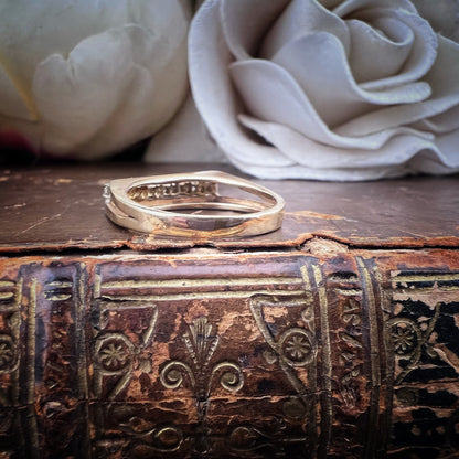 Anello vintage inglese con diamanti – modello a ponte obliquo (Sheffield, 1980)