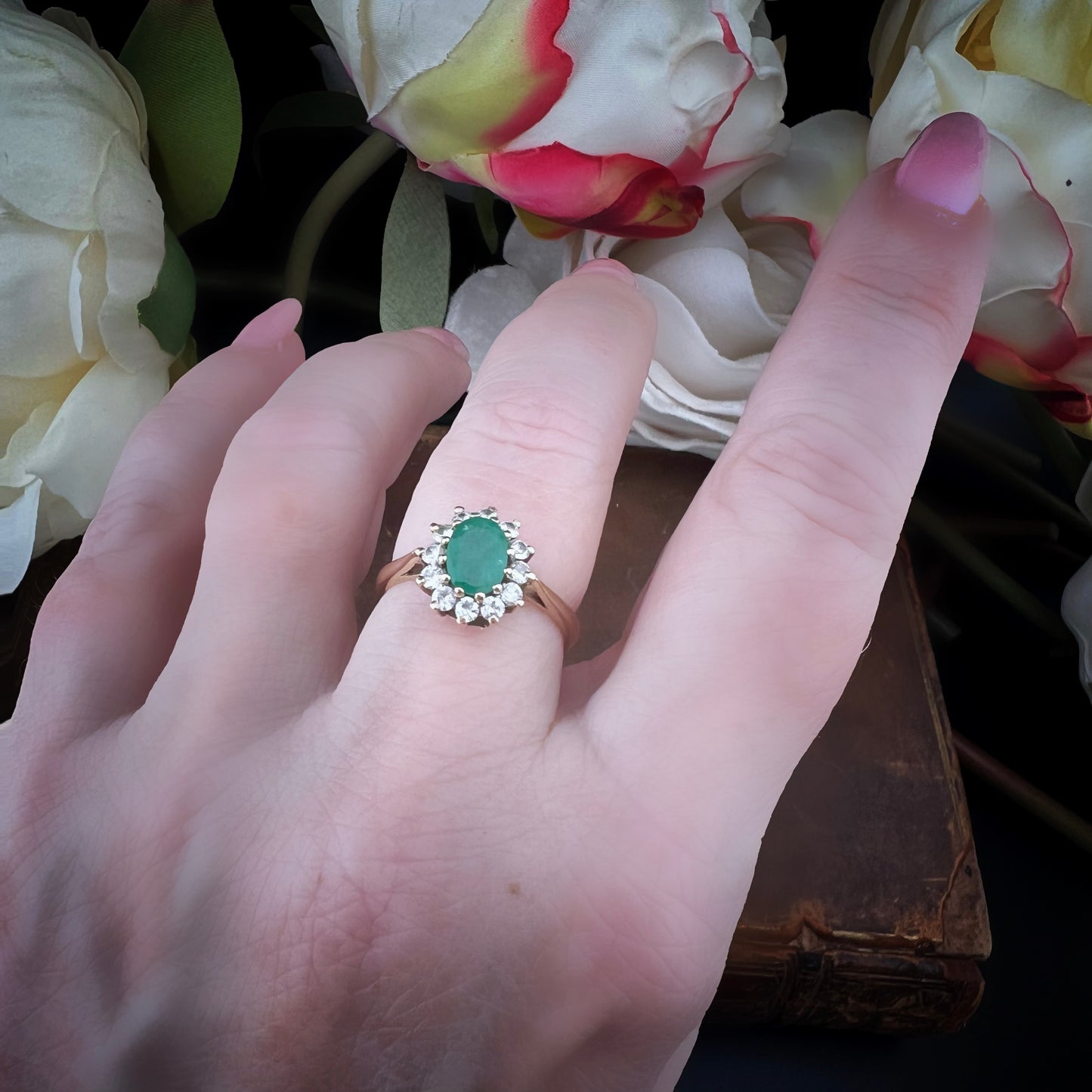 Anello vintage a margherita in oro con smeraldo – Birmingham, 1984
