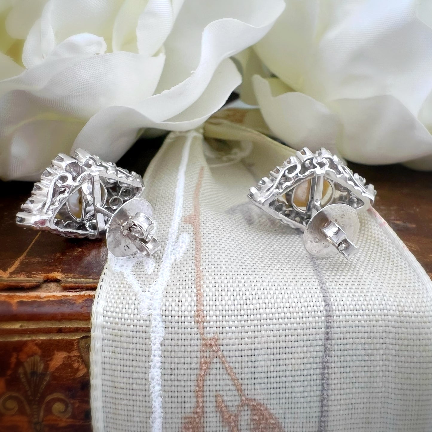 Orecchini in oro bianco 18 ct con perle e diamanti