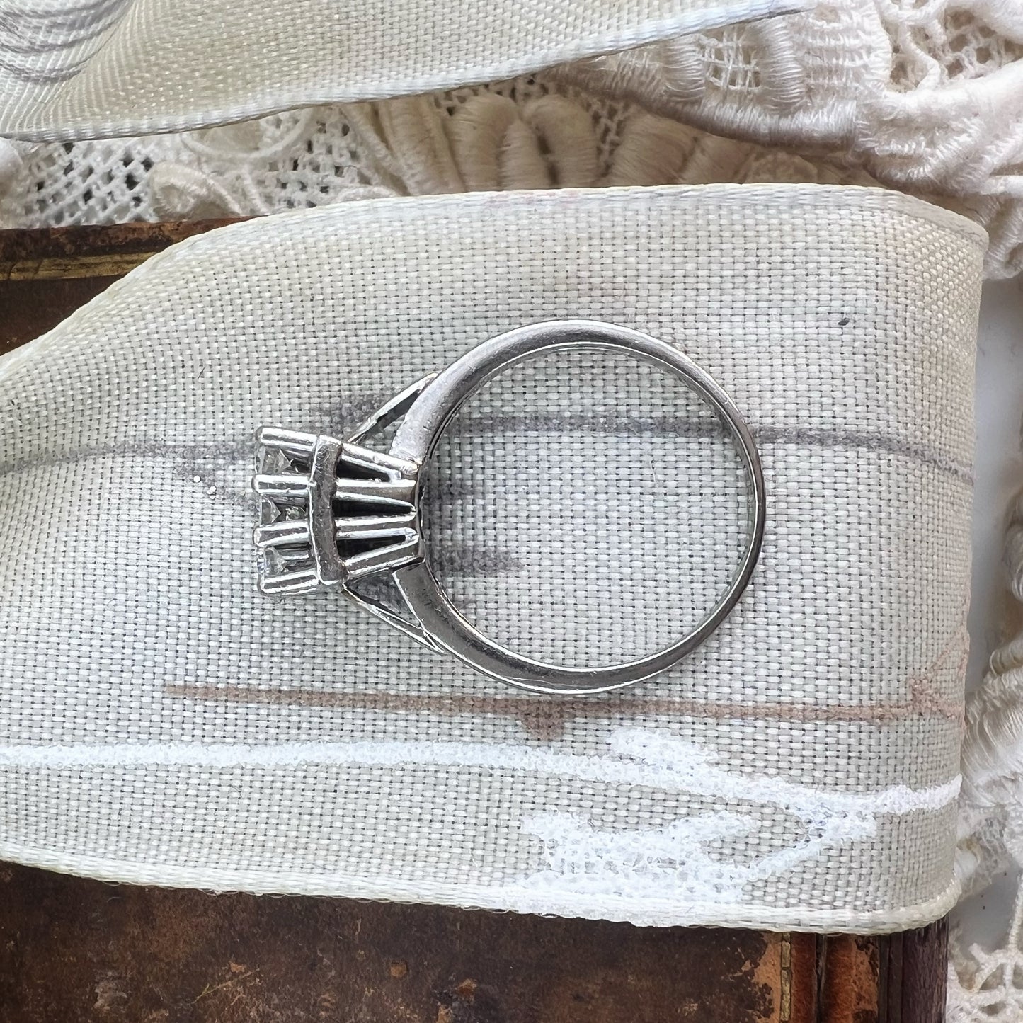 Anello a margherita quadrata struttura architettonica in oro bianco 18k e diamanti
