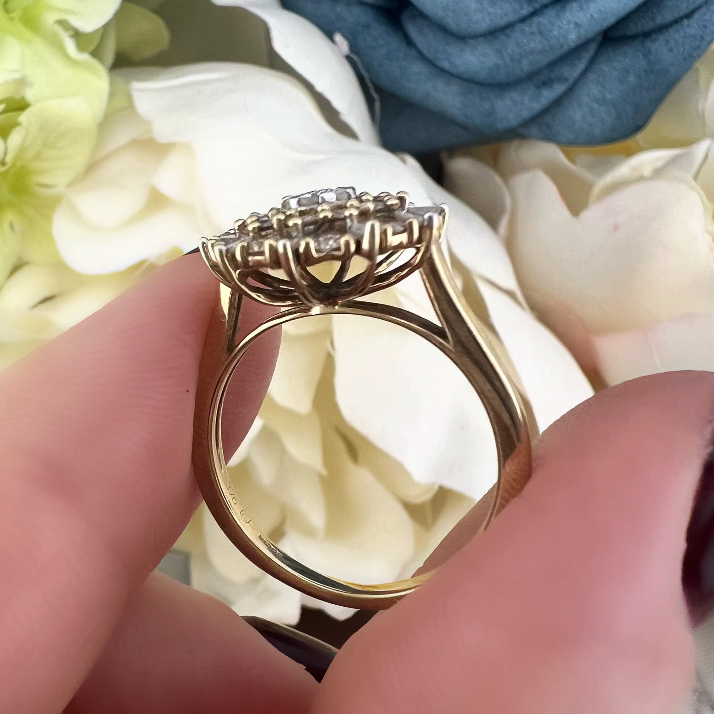 Anello a fiore con diamanti fancy brown e bianchi