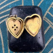 Carica l&#39;immagine nel visualizzatore di Gallery, Antico locket placcato in oro con incastonati granati e diamante
