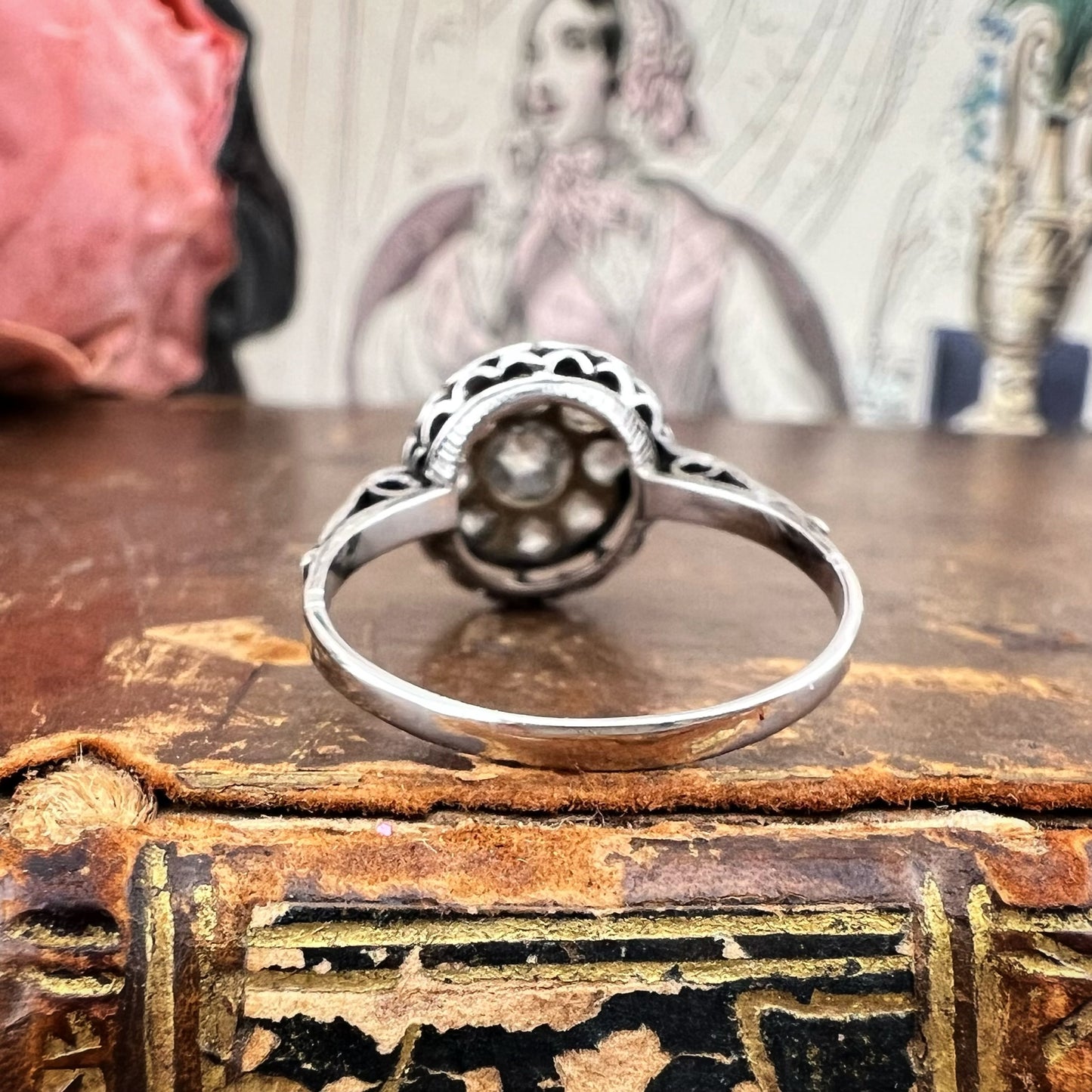 Anello Liberty anni ’20 con diamanti a motivo floreale in oro bianco 18 kt