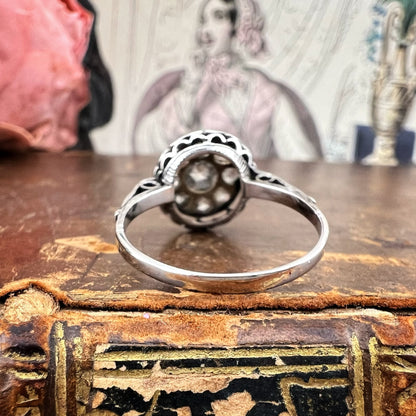 Anello Liberty anni ’20 con diamanti a motivo floreale in oro bianco 18 kt