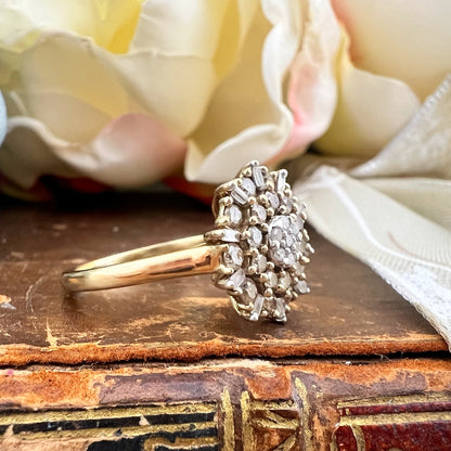 Anello a fiore con diamanti fancy brown e bianchi