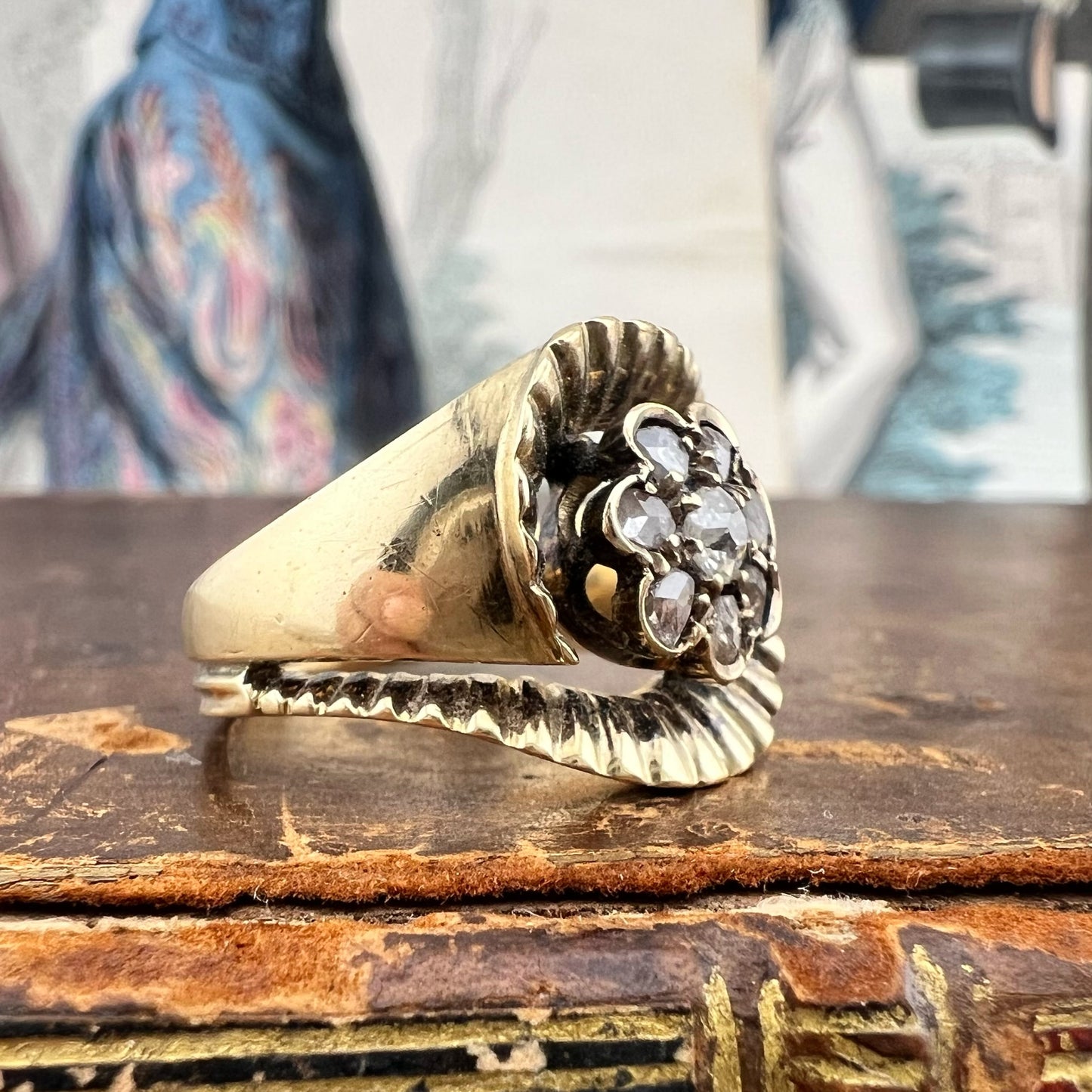 Anello a volute in oro 18k con margherita di diamanti – Italia, circa 1940
