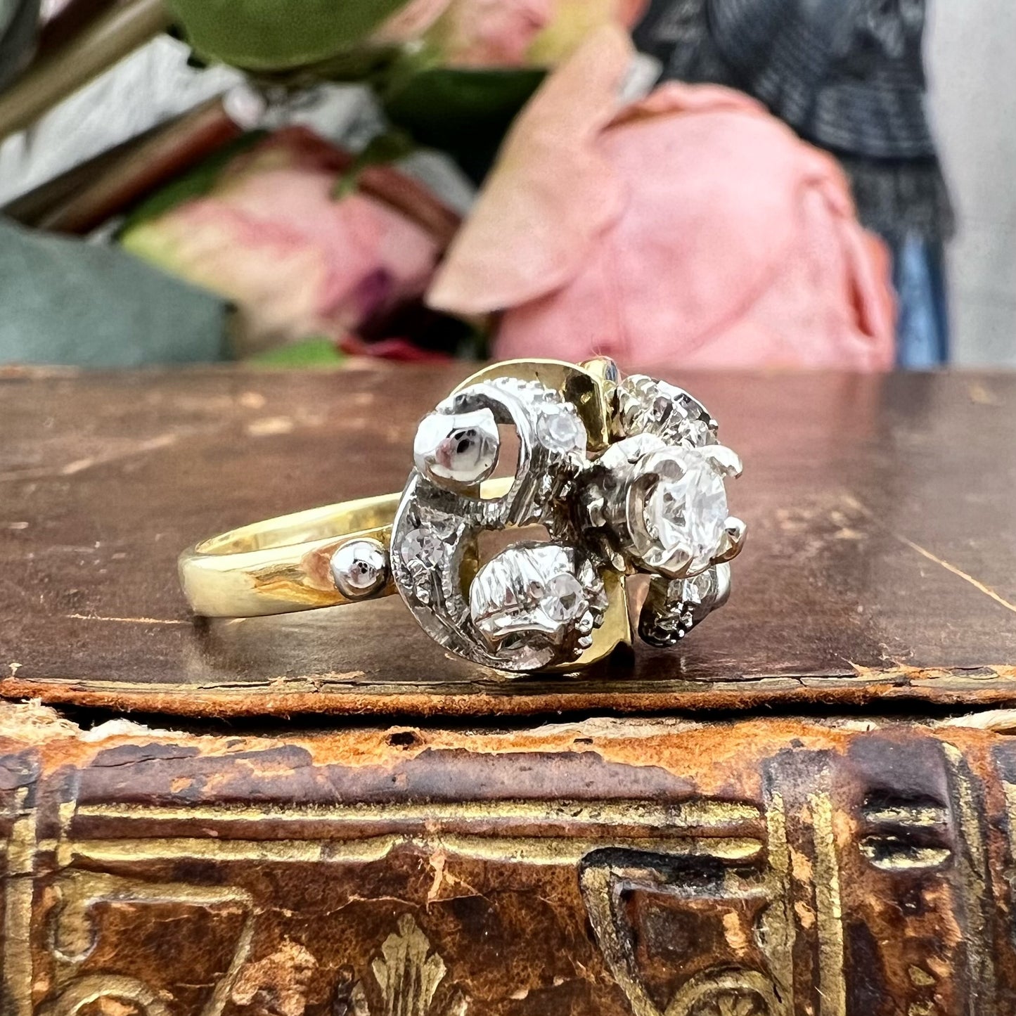 Anello in oro giallo e oro bianco 18 kt con diamanti, Italia, circa 1930