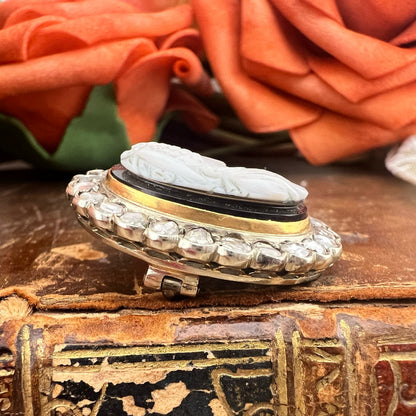 Spilla Cammeo Vittoriano in onice e diamanti - Oro 18K