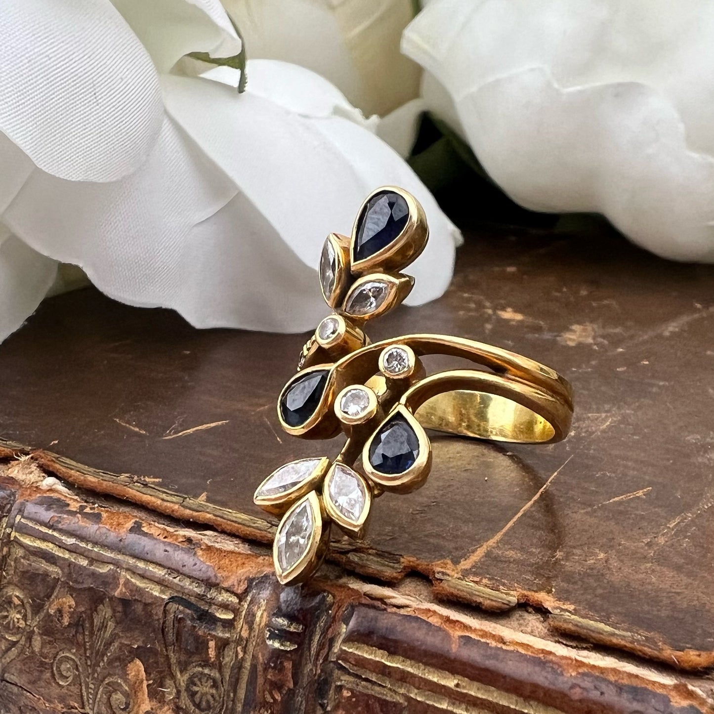Anello a ramage verticale in oro 18k zaffiri e diamanti