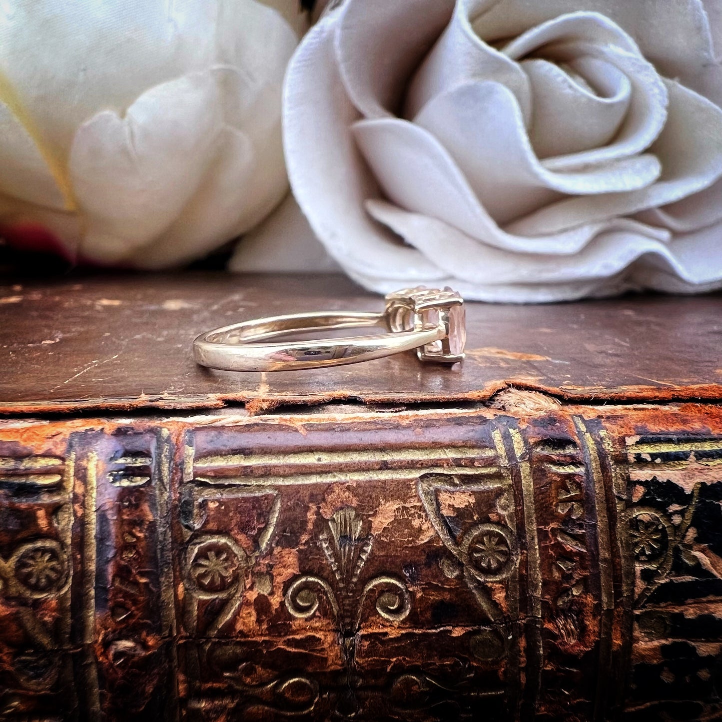 Anello Trilogy in Oro Giallo con Quarzi Rosa – Vintage Anni ’90