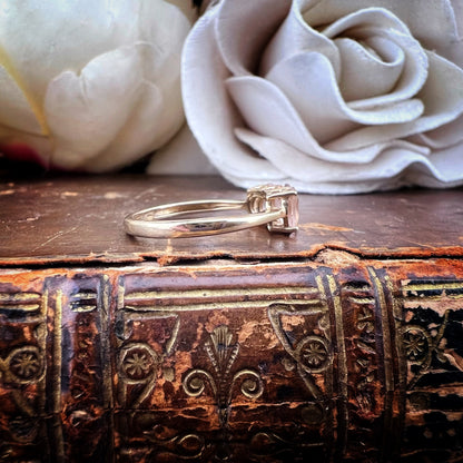 Anello Trilogy in Oro Giallo con Quarzi Rosa – Vintage Anni ’90