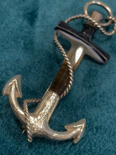 Carica l&#39;immagine nel visualizzatore di Gallery, Antica spilla marinara scozzese ad àncora con cima in argento e agata
