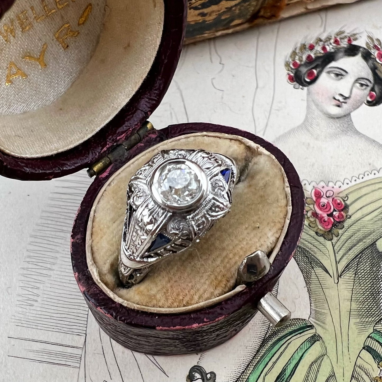 Anello Art Déco in platino con diamante Old Mine e zaffiri naturali. Italia c. 1920-30