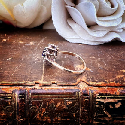 Anello Vintage Margherita con Zaffiro e Quarzi Bianchi – Birmingham 1971