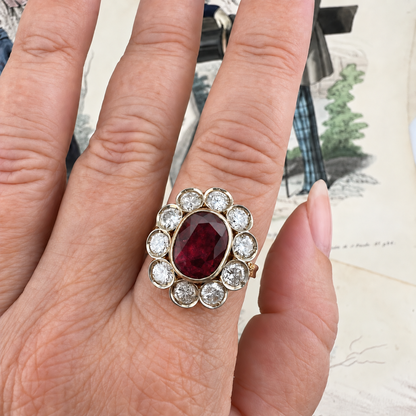 Grande anello a margherita con rubino da 3 ct e diamanti per 2 ct in oro 18k – Italia, anni ’60