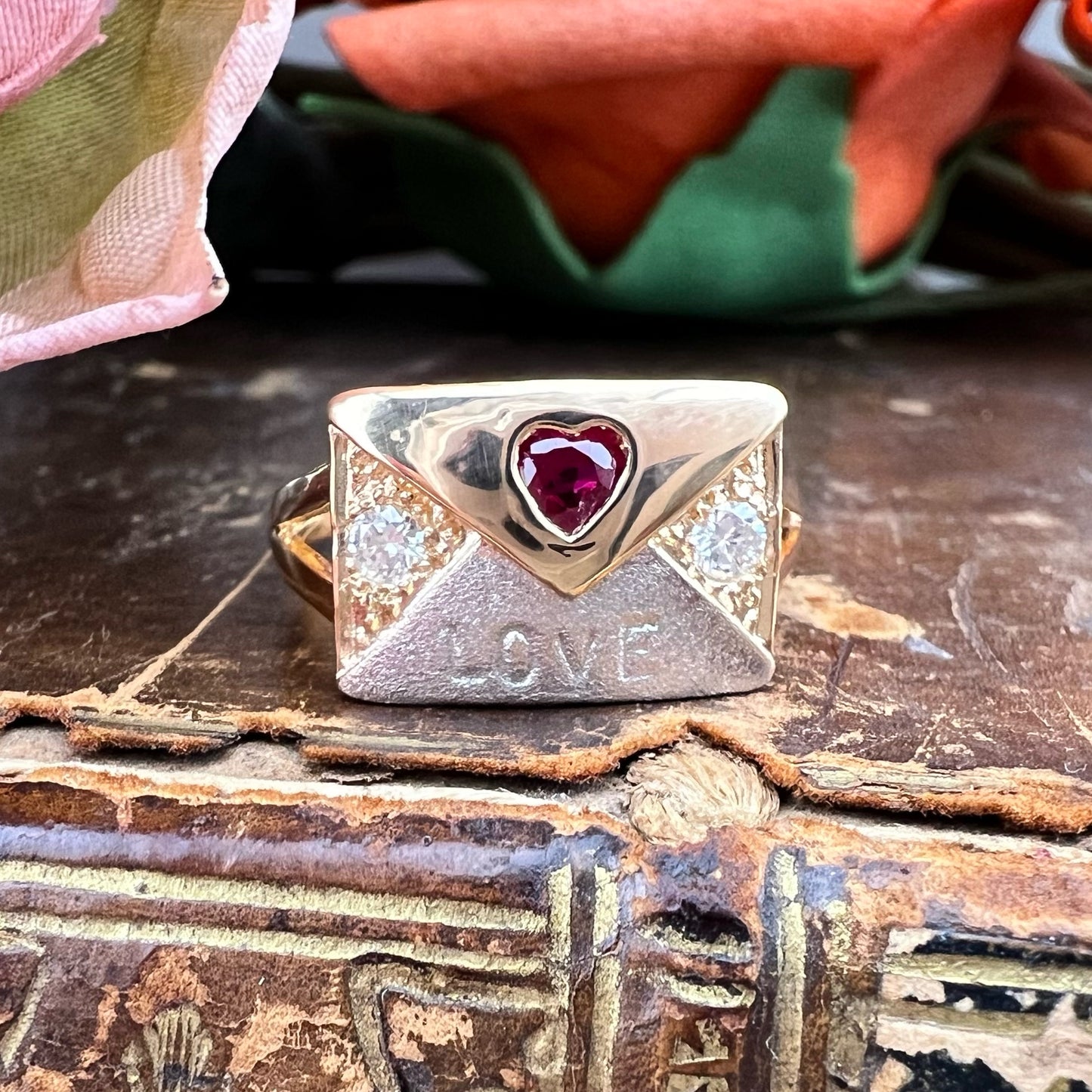 Anello chevalier “LOVE” in oro giallo 21 kt con rubino a cuore e diamanti naturali