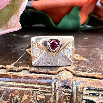 Anello chevalier “LOVE” in oro giallo 21 kt con rubino a cuore e diamanti naturali