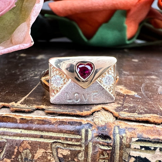Anello chevalier “LOVE” in oro giallo 21 kt con rubino a cuore e diamanti naturali