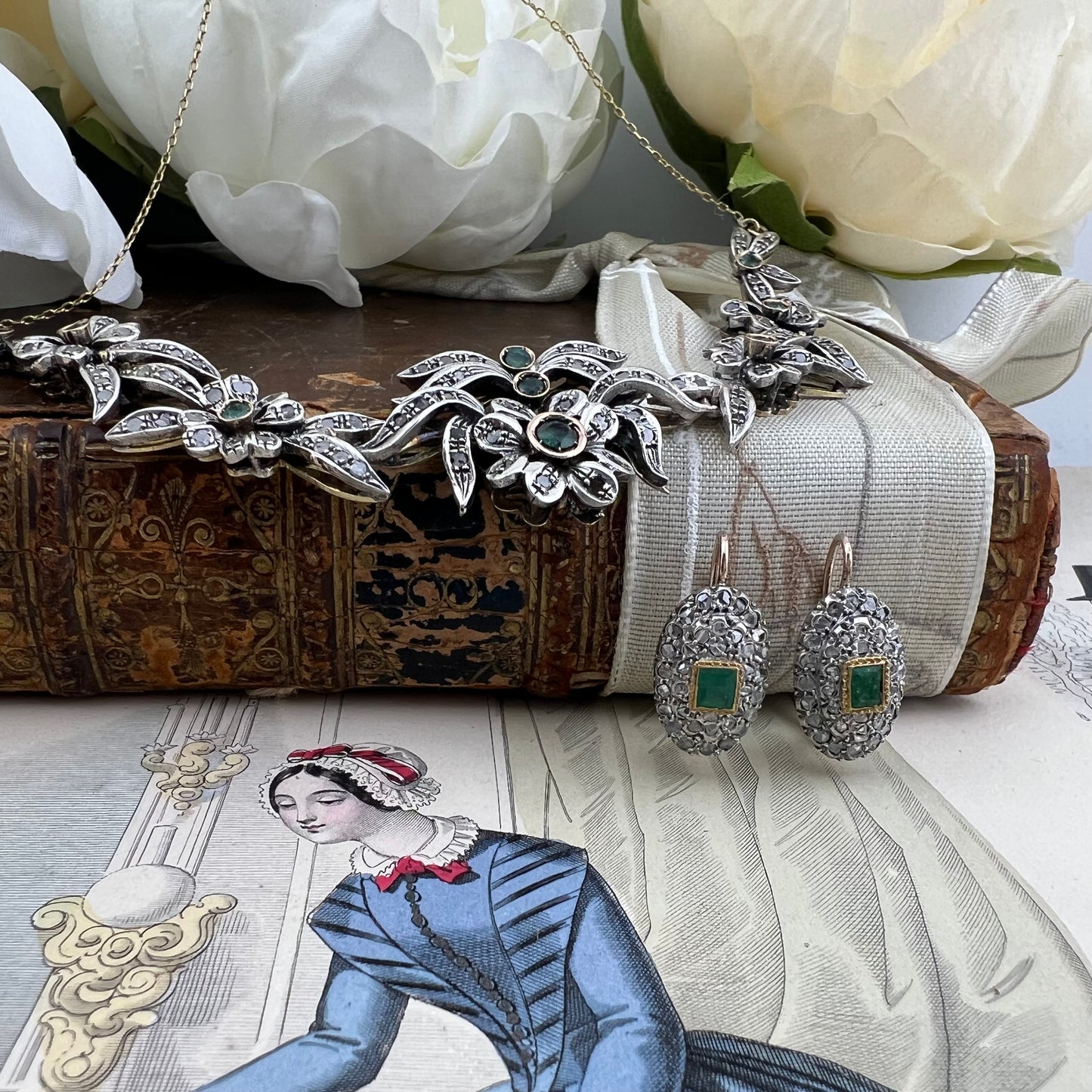 Antico collier in oro e argento con smeraldi e diamanti. Italia circa 1934-1940.