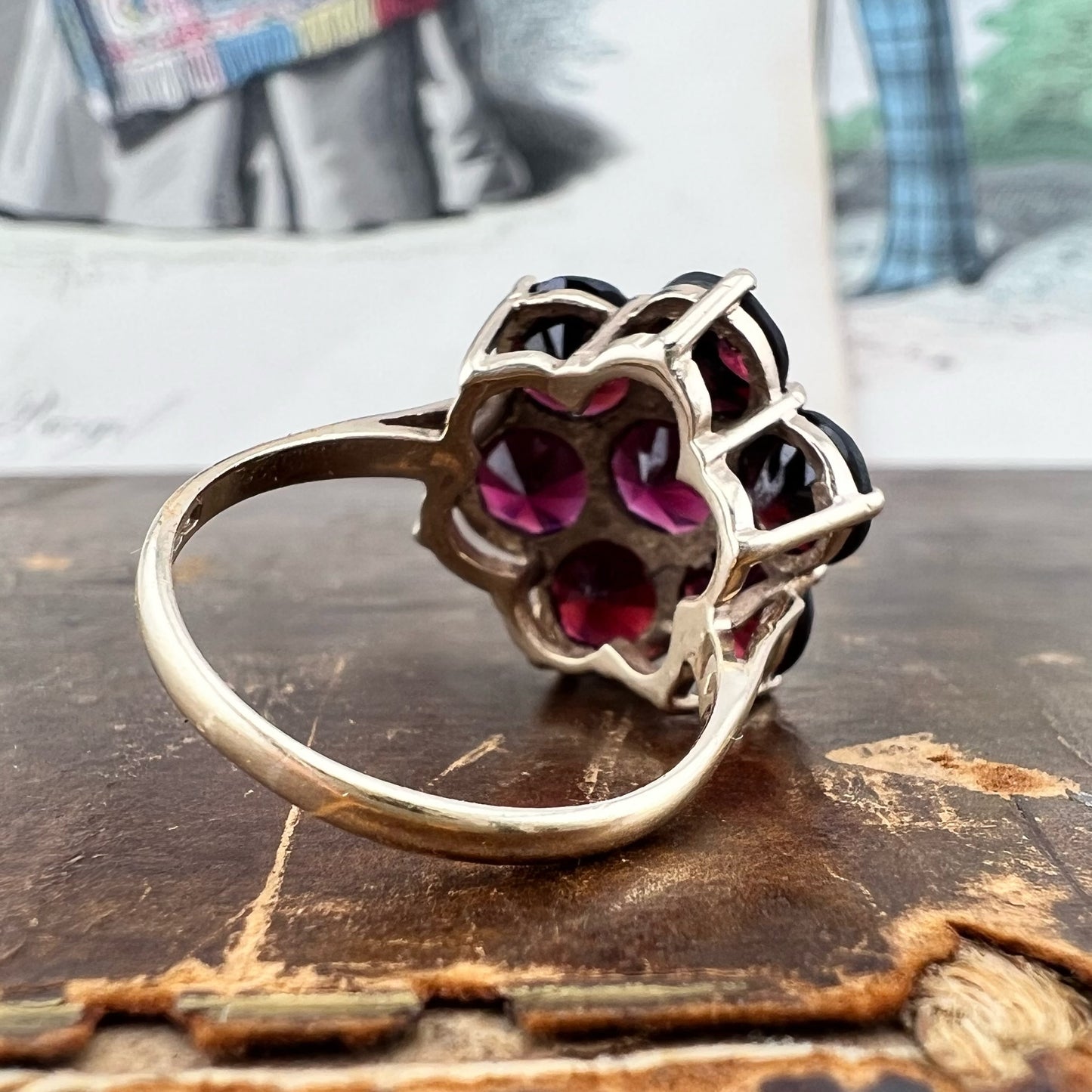 Anello vintage a grande margherita in oro e granati Londra 1975