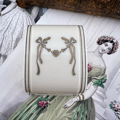 Anello Art Déco in oro bianco 18k con diamanti e smeraldi – pezzo unico d’epoca con scatola originale.