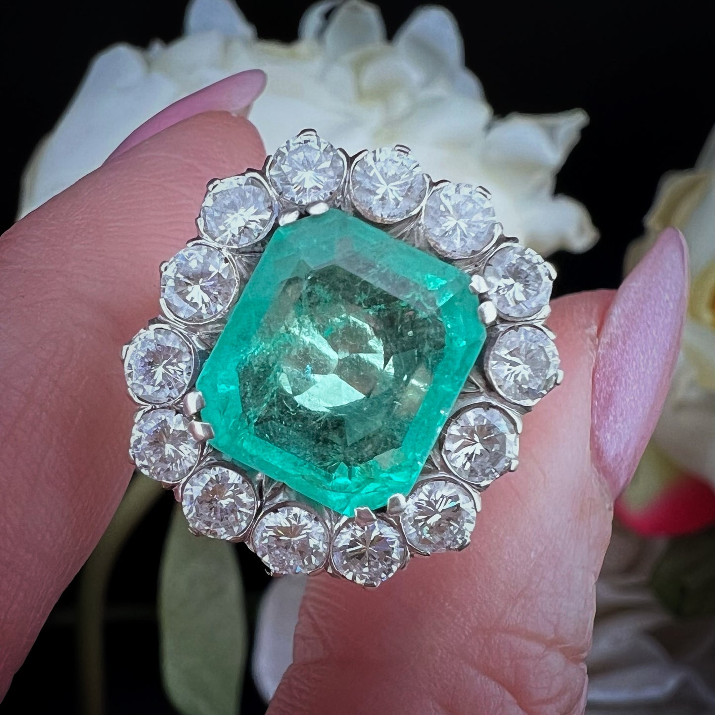Anello vintage con smeraldo colombiano 4 ct e diamanti – Epoca 1950 ca.