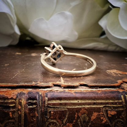 Anello margerita losangata in oro giallo 9 ct con zaffiri. Londra 1984