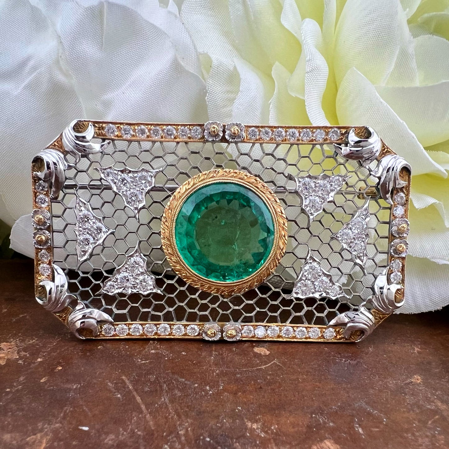 Rara e importante spilla Art Déco con smeraldo colombiano da 7 carati