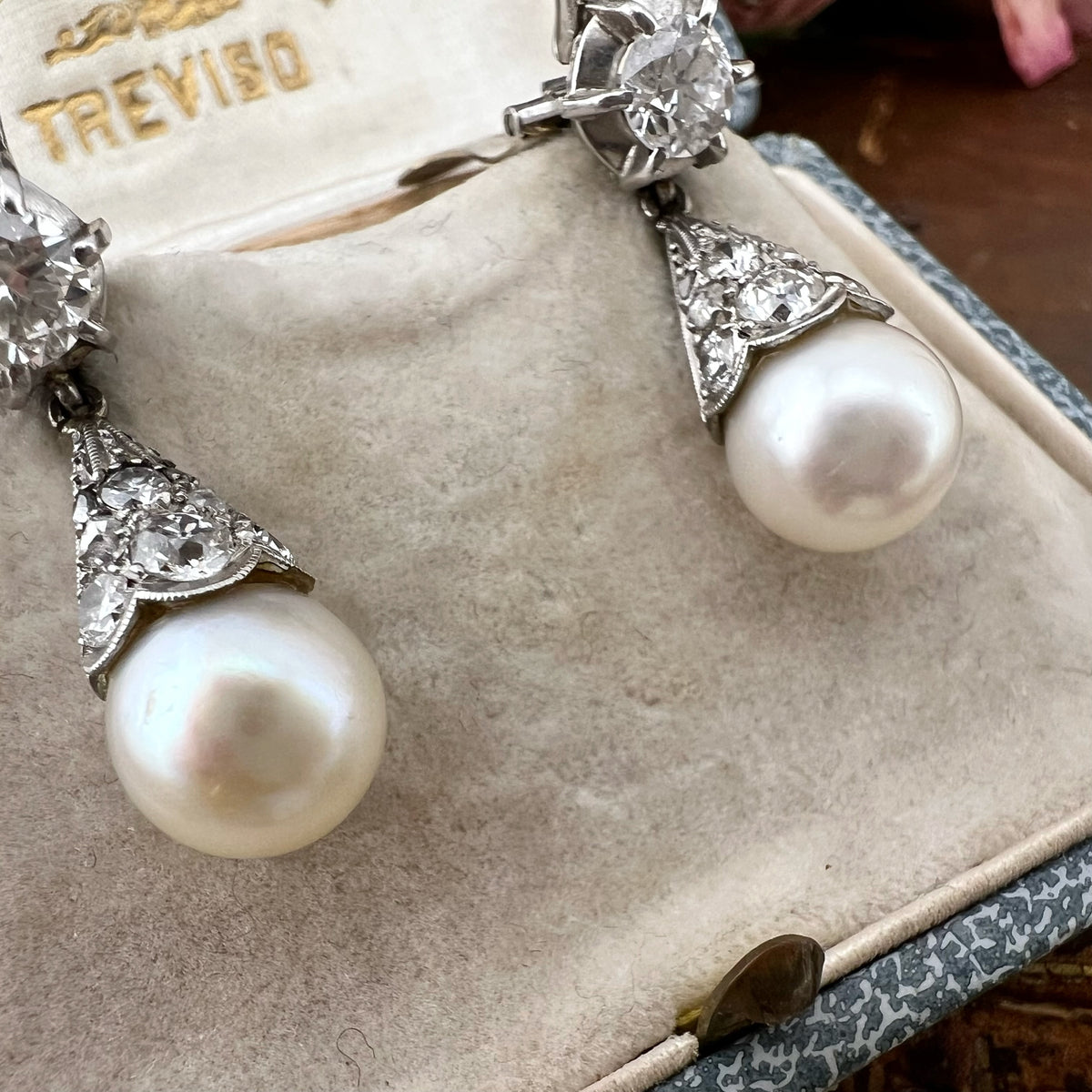 Orecchini Pendenti tardo Art Déco in Oro Bianco 18 ct con Diamanti e Perle Akoya