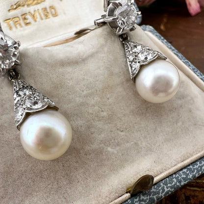Orecchini Pendenti tardo Art Déco in Oro Bianco 18 ct con Diamanti e Perle Akoya