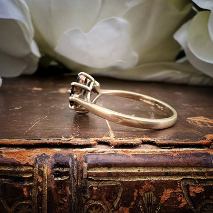 Anello margerita losangata in oro giallo 9 ct con zaffiri. Londra 1984