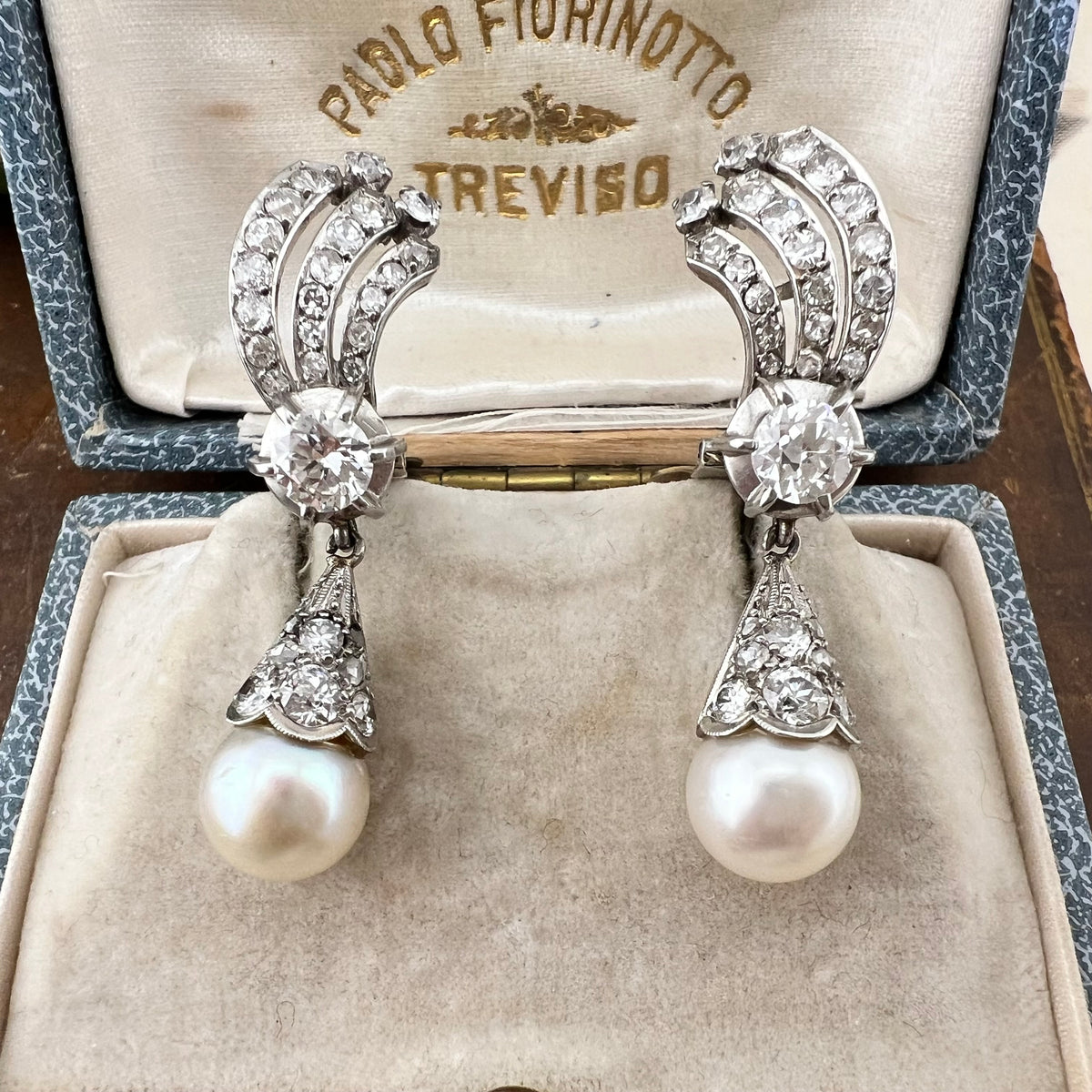 Orecchini Pendenti tardo Art Déco in Oro Bianco 18 ct con Diamanti e Perle Akoya