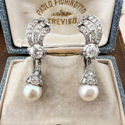 Orecchini Pendenti tardo Art Déco in Oro Bianco 18 ct con Diamanti e Perle Akoya