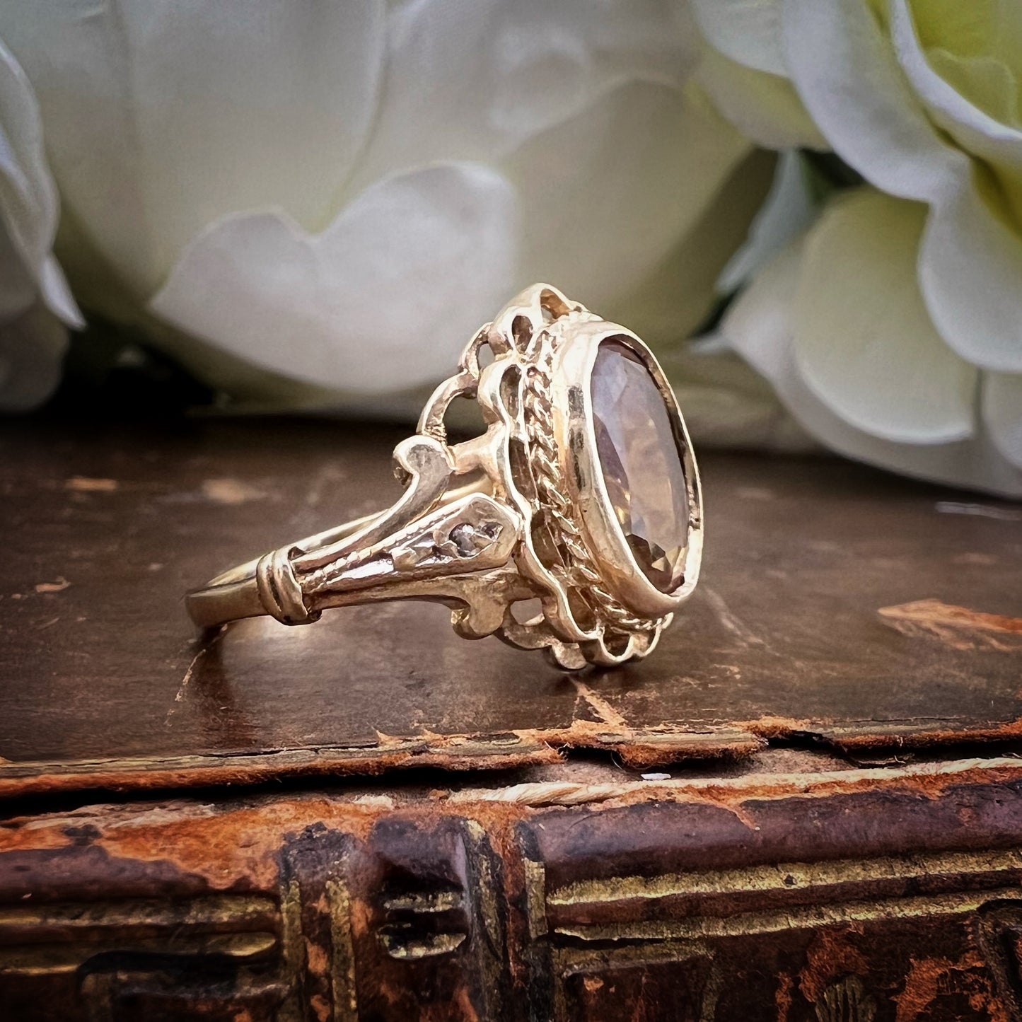 Anello vintage cocktail con citrino caldo e luminoso – Inghilterra, anni ’70