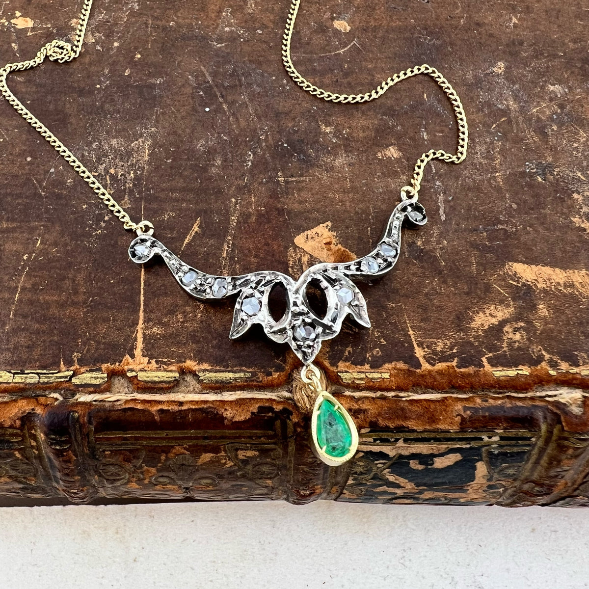 Collana Collier d’epoca in oro 18 ct con pendente in oro e argento. Italia 1950