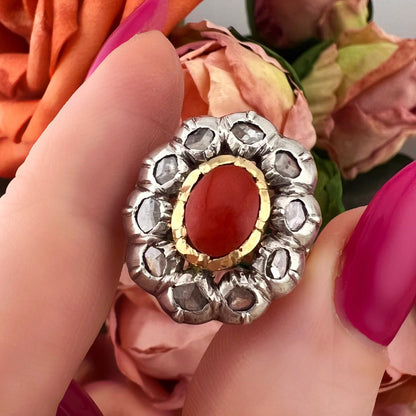 Anello in oro 18k diamanti e corallo. Italia fine 800