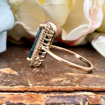 Anello in oro con grandidierite e diamanti baguette