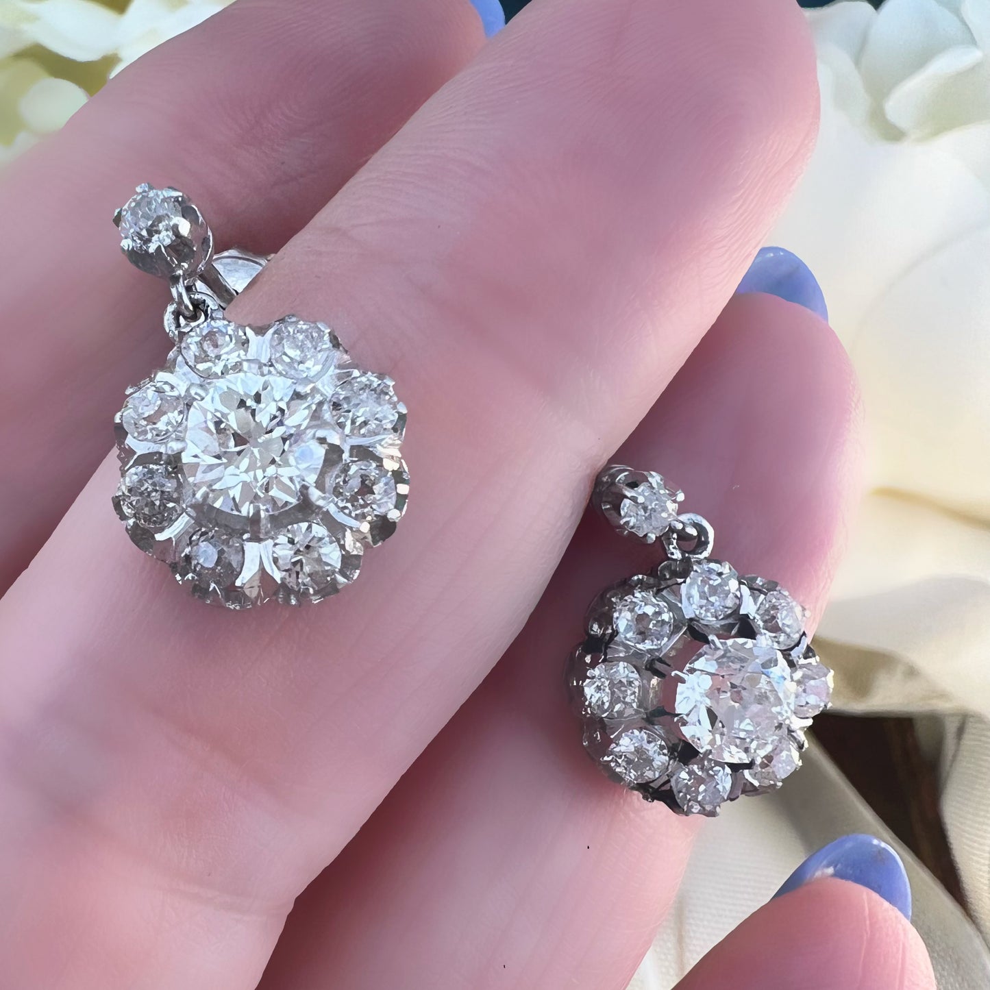Coppia di orecchini in platino a margherita con diamanti old mine per 1.9 ct