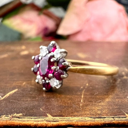 Anello margherita vintage in oro 18 kt con rubini e diamanti, anni ’60